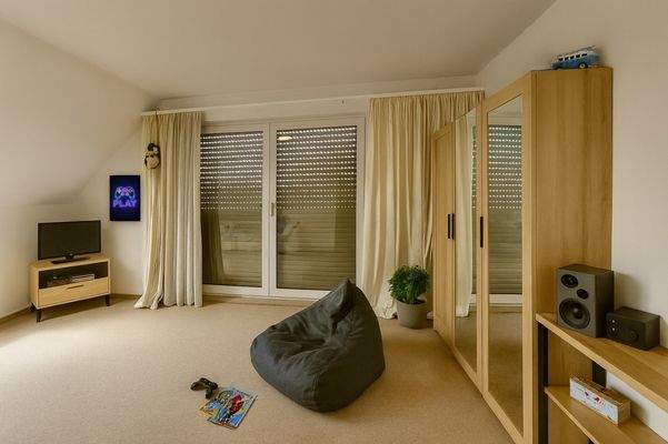 35) Dachgeschoss: ... gleiches Zimmer - Neumöblierung - KI-Animation