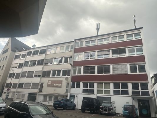 Rückseite Haus mit Parkplätze
