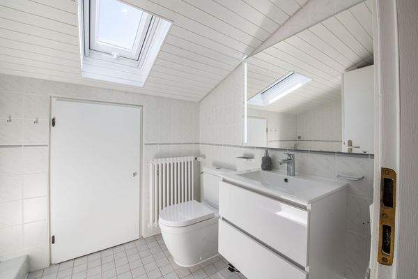 DG Badezimmer m. Sitzbadewanne