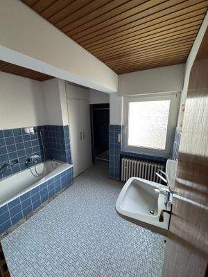 Bad I.OG Fenster,Wanne & Dusche.JPG