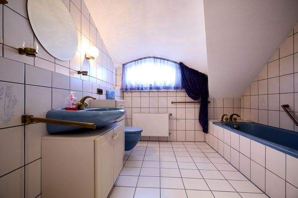 Badezimmer im Obergeschoss mit Badewanne 