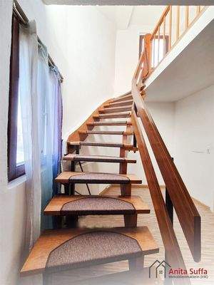 Holztreppe (links) zum OG