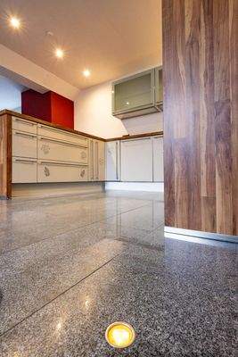 Altbau, Maisnette hinten, OG: Wohnen mit offener Küche und Kaminofen