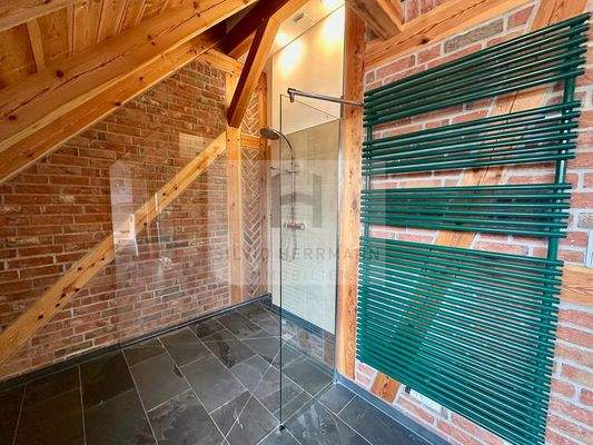 Dusche und Badheizkörper