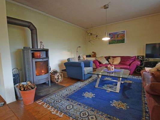 ... mit gemütlicher Holzofenwärme im Wohnzimmer...