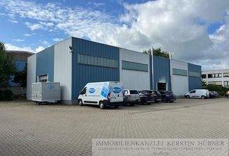 Halle mit 3 Sektionaltoren und Stellplätzen