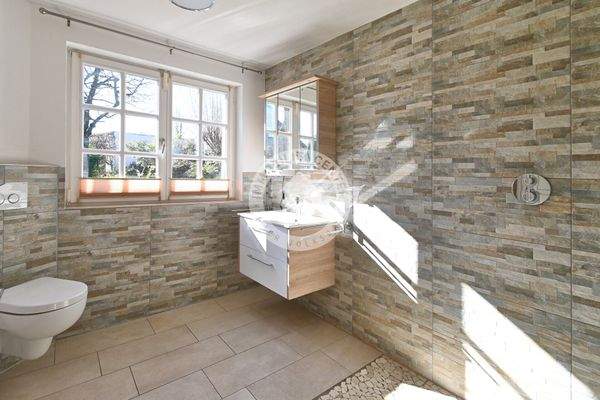 ... mit traumhaftem Blick in den Garten.