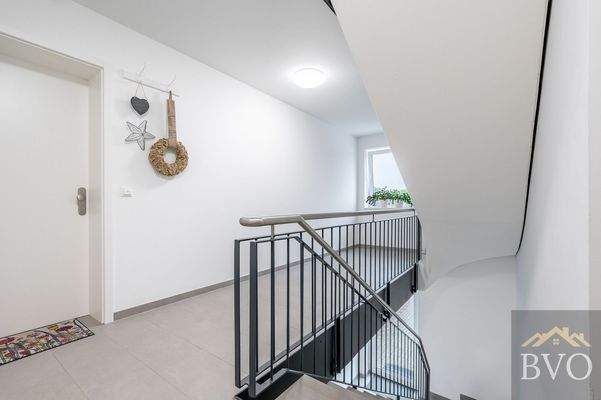 Helles und modernes Treppenhaus