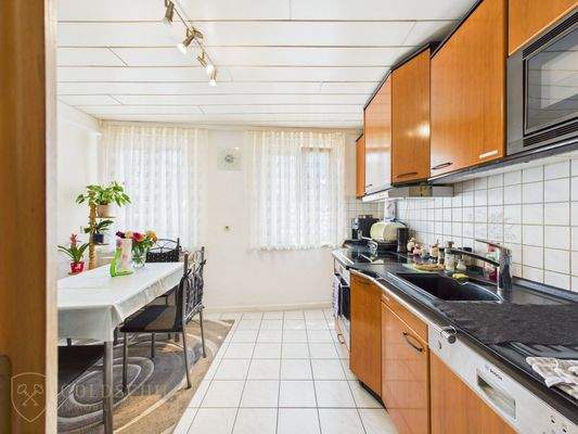 Einbauküche mit Essplatz 