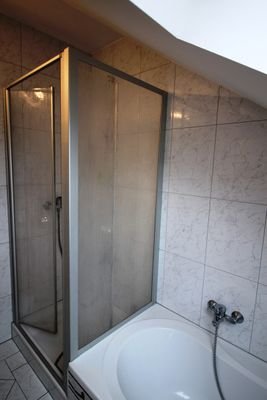 Badezimmer mit Wanne und Dusche (3)