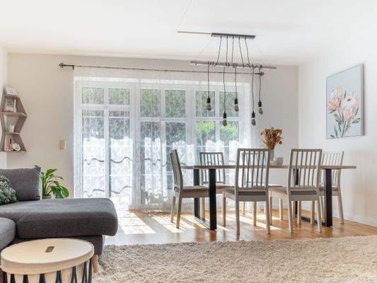 Lichtdurchfluteter Wohn- und Essbereich mit Zugang zum Garten