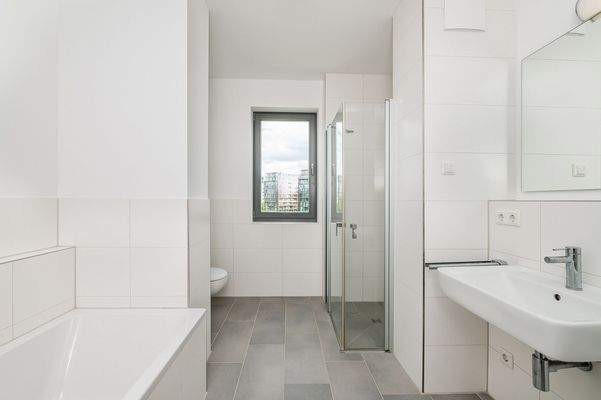 Masterbad mit Wanne, Dusche und Fenster