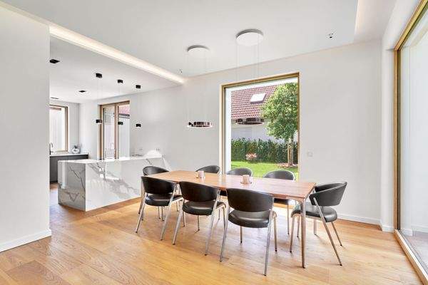 Lichtdurchfluteter Essbereich