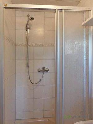 große Dusche im Bad