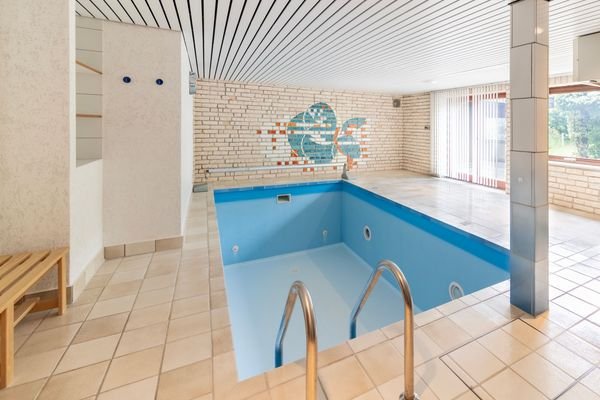  Schwimmbad mit großer Fensterfront im UG