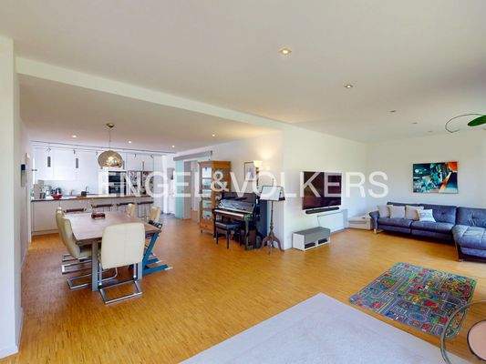 Der Wohn-/Essbereich mit...