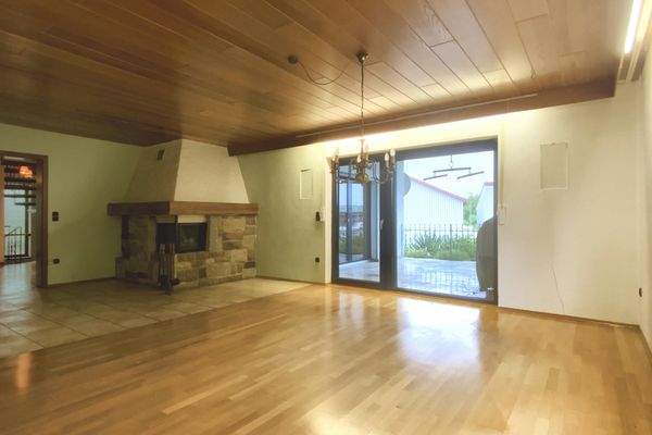 Wohnzimmer mit Kamin und Terrassenzugang EG