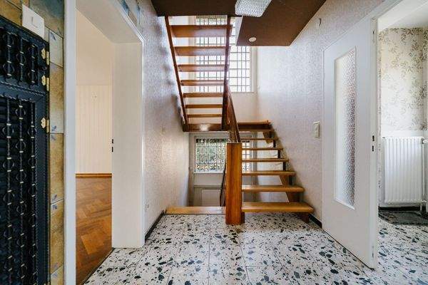 EG Treppe ins OG und KG