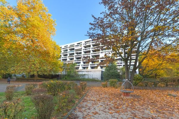 Haus von hinten mit Spielplatz