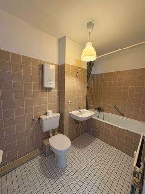 Helles Badezimmer mit Wanne