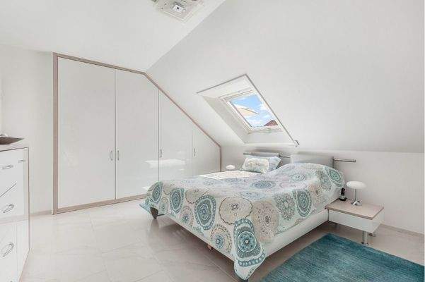 OG 2. Schlafzimmer Bild 2 mit Balkonzugang