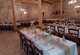 Festsaal für Hochzeit eingedeckt (3).jpg