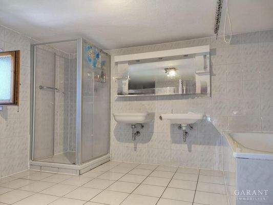 Bad mit Dusche/Wanne