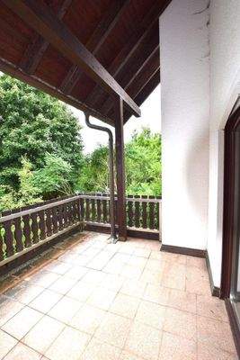 überdachter Balkon im EG