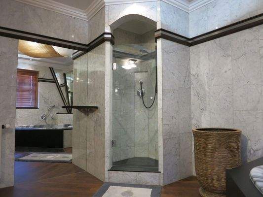 Dusche im Badezimmer