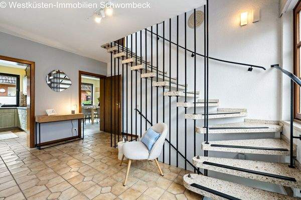 Diele mit Treppe zum DG