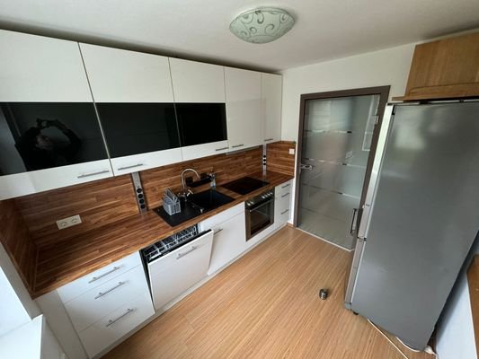 Küche mit Kühlschrank 