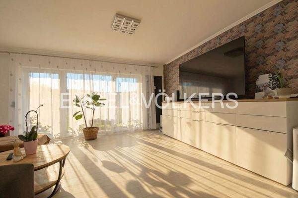 Helles Wohnzimmer im Obergeschoss mit Zugang zum Balkon ...