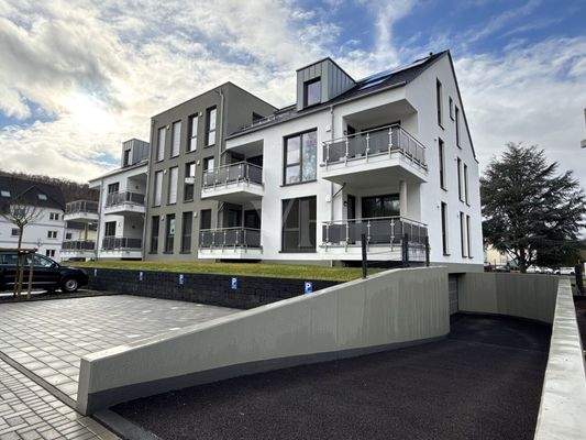 Seitenansicht mit Zufahrt Tiefgarage 