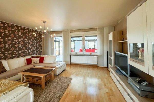 Wohnzimmer mit Blick zur Terrasse