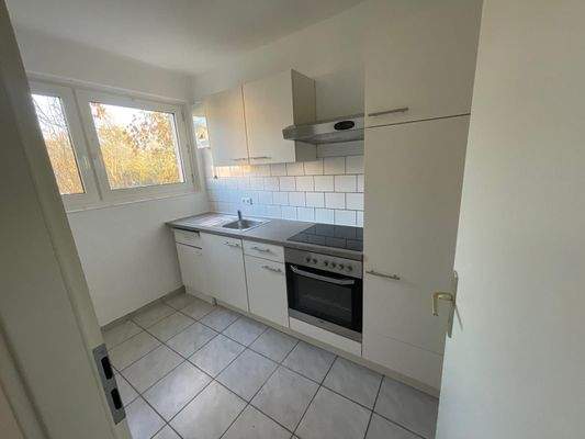 Helle Küche mit Einbauküche