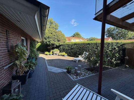 Garten mit Sitzbereich