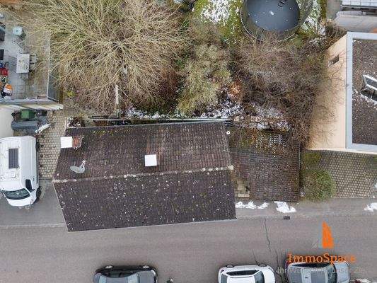 Blick von oben auf das Haus und das Grundstück