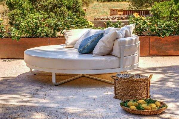 Loungebereich im Freien mit Blick auf Pool und Garten