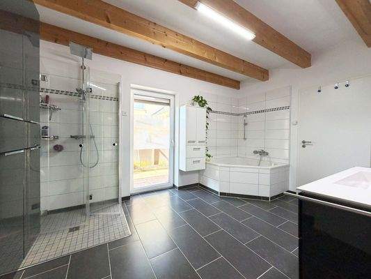 EG Bad: Großzügiges Bad verbindet Dusche Wanne und direkten Zugang zum Whirlpool