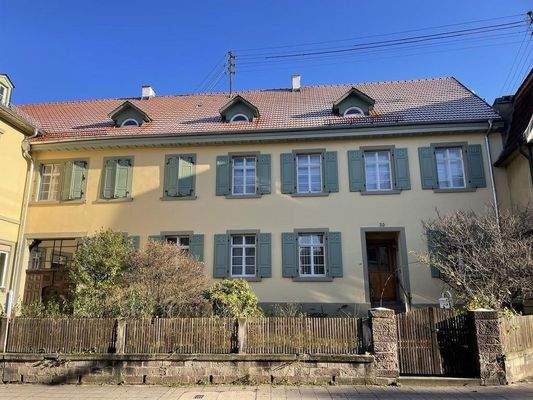 Ansicht Eingang mit Vorgarten