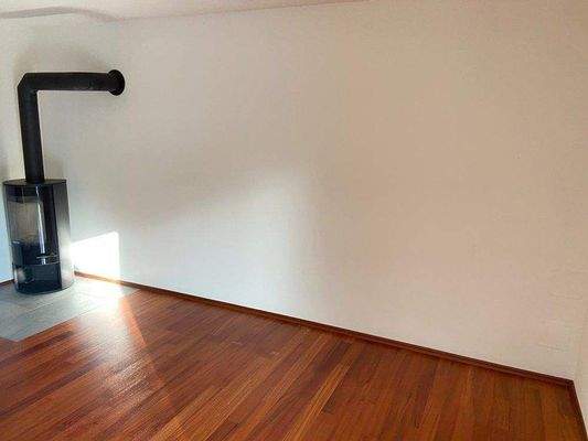 im Wohnzimmer zusätzlich gemütlicher Kaminofen