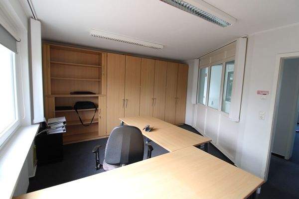 Empfangsbüro mit Glasfront zum Flur