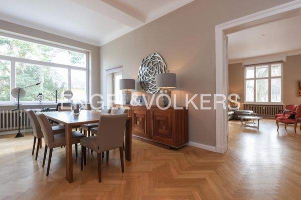 Speisezimmer mit Blick ins Wohnzimmer