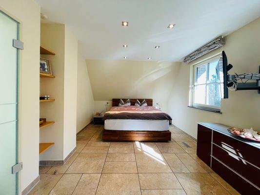 Schlafzimmer mit TV.jpeg