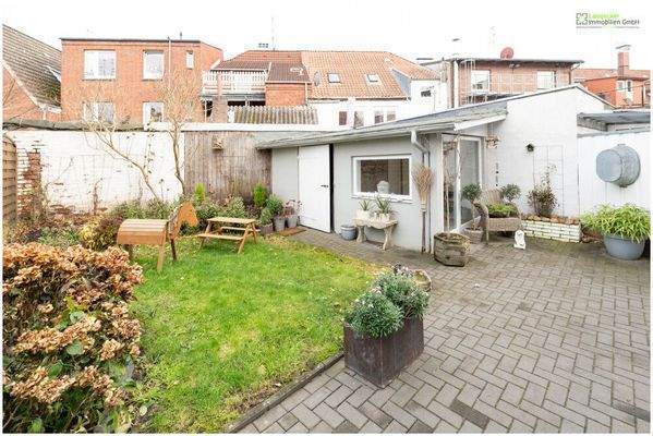 Terrasse, Garten und Unterstand