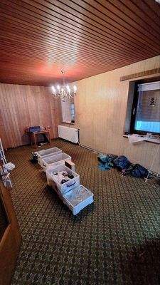 Nochm. Zimmer rechts im EG.jpg