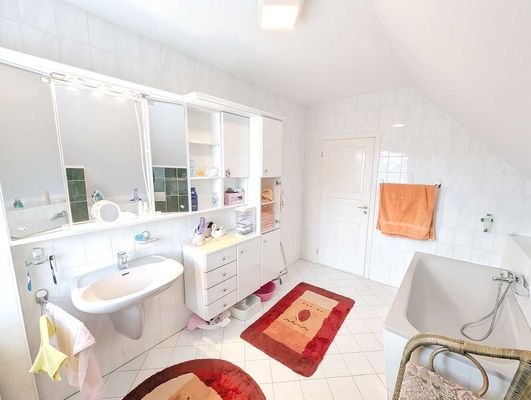 makellos 17 EFH Neu Broderstorf - Vollbad DG.jpg