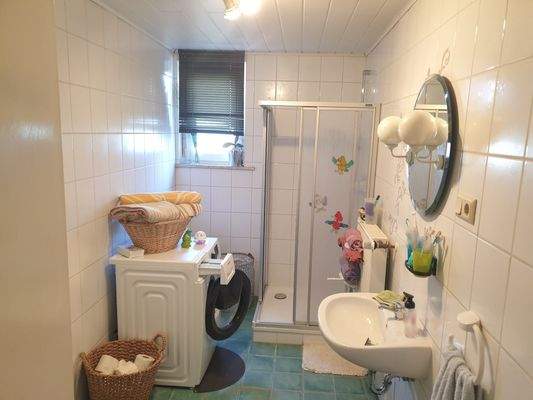 EG Tageslichtbad Dusche Hänge-WC