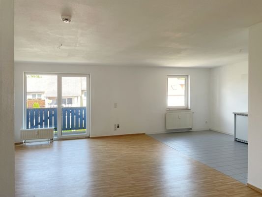 1-Raum-Apartment mit offener Küche und Balkon.JPG