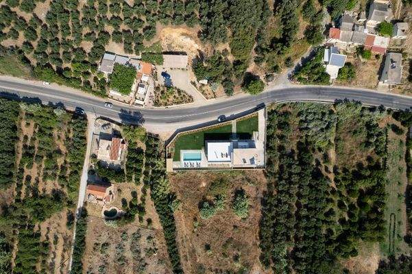 Kreta, Tavronitis: Zeitgenössisch eingerichtete Villa mit Pool zu verkaufen